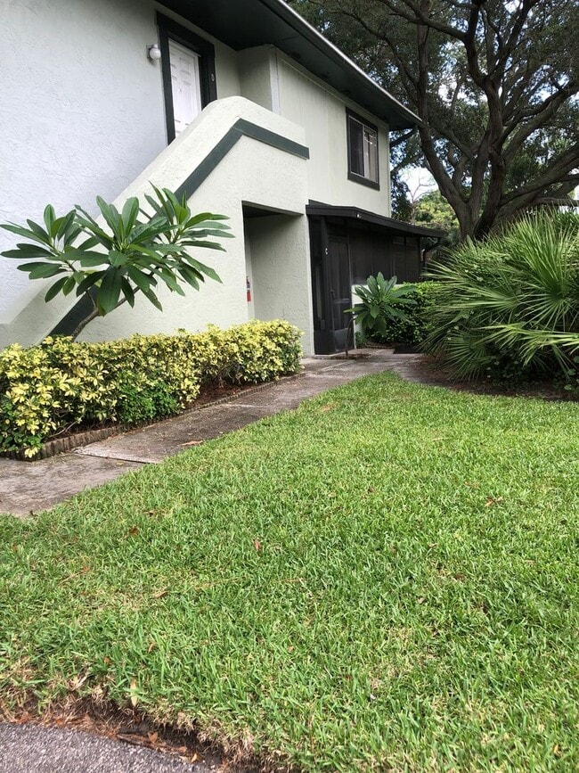 Building Photo - EASTWOOD SHORES TOWNHOUSE