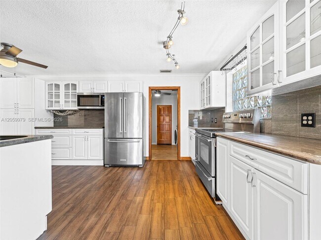 Building Photo - 2021 N 52nd Ave