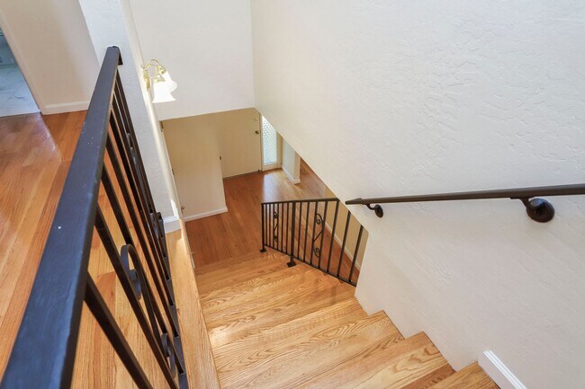 Building Photo - 264 W Oakwood Blvd