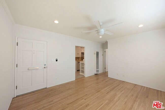 Building Photo - 729 9th St