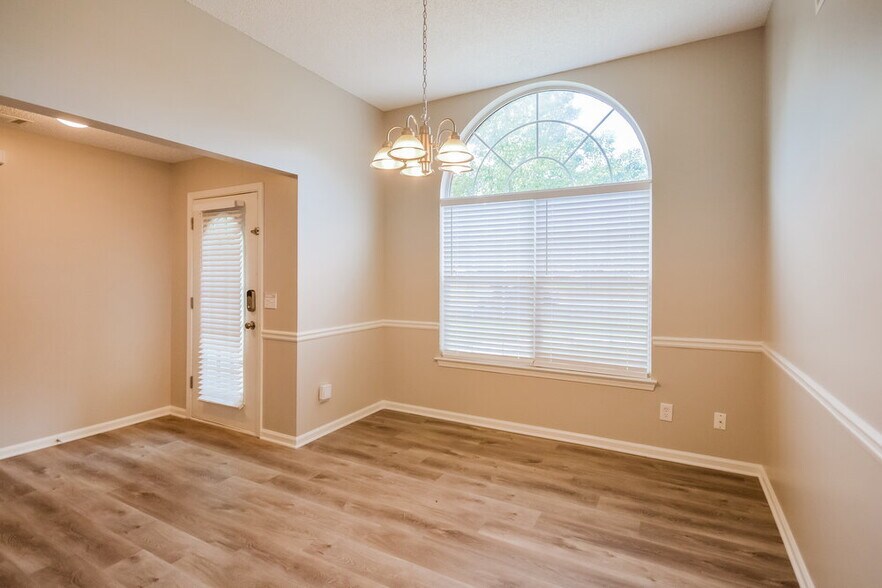 Building Photo - 10662 Village Landing