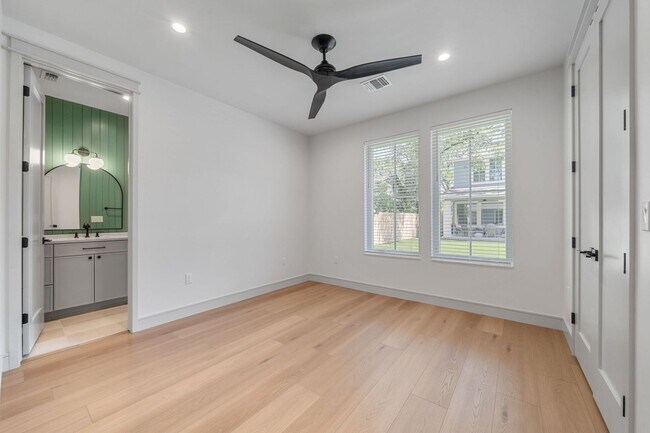 Building Photo - 917 E 37th St