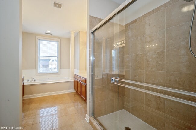 Building Photo - 2032 Valor Ct