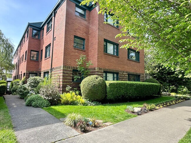 Building Photo - Charming 1 bed condo in desired Eastlake! ...