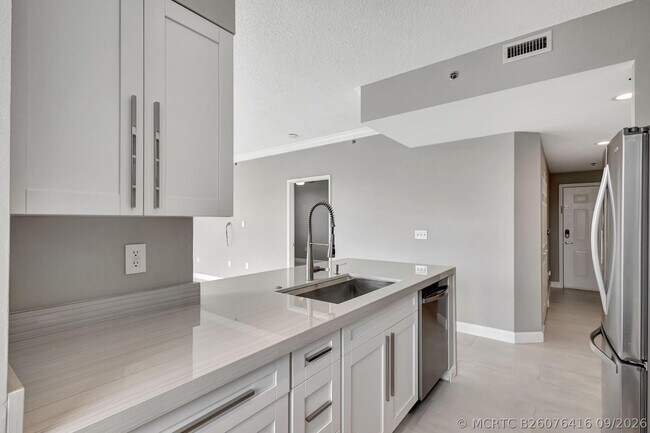Building Photo - 616 Clearwater Park Rd