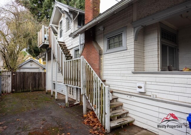 Building Photo - 2413 NE Multnomah St