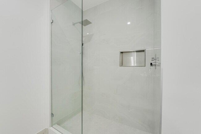 Building Photo - 220 Lake Shore Dr