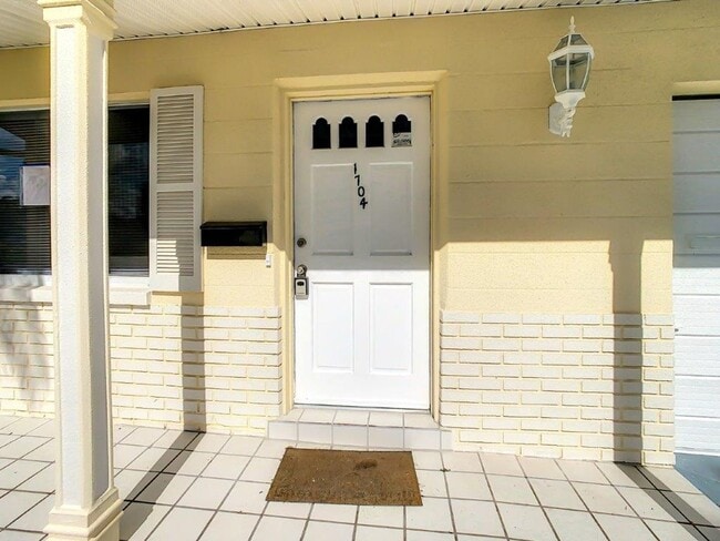 Building Photo - Beautiful 2/2 ~1000Sq. Ft. with NEW floors...