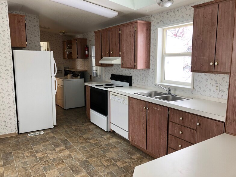 Building Photo - 255 NW Golden Hills Dr