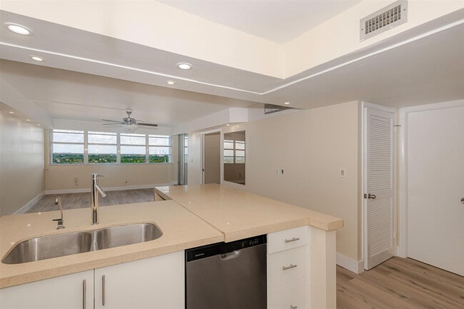 Building Photo - 1400 S Ocean Dr