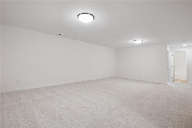 Building Photo - FINISHED BASEMENT!! 4 Bed, 3 Bath Townhome in Ankeny