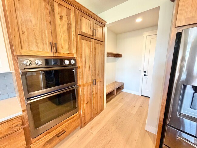 Building Photo - Beautiful Modern 5 Bedroom Home!! Furnished or Unfurnished option!!