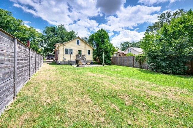 Building Photo - Walk to Hillsboro Village – 24th Ave S Gem!