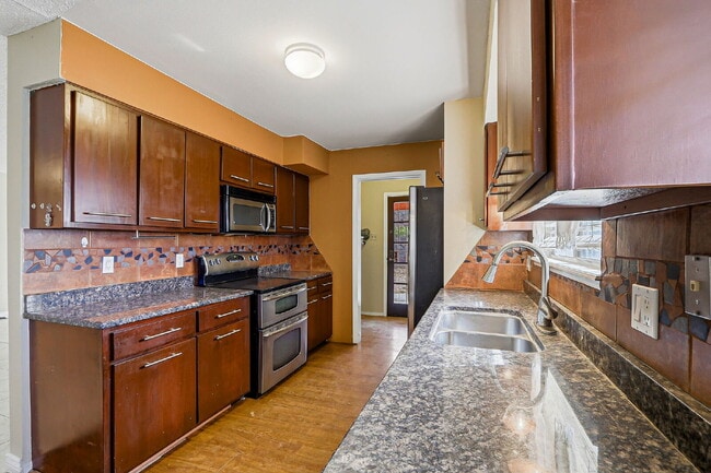 Building Photo - 3-Bedroom Duplex with Refrigerated AC.