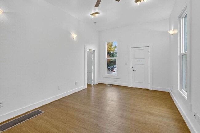 Building Photo - 924 N Mason St