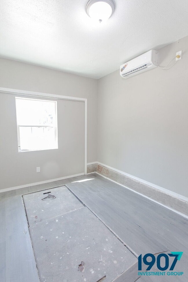 Building Photo - Spacious 5-Bedroom Home in Moore with Rece...