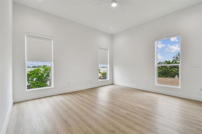 Building Photo - 3826 Pompano Dr SE