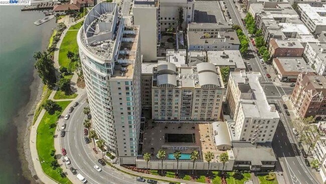 Building Photo - Penthouse loft with a private rooftop patio