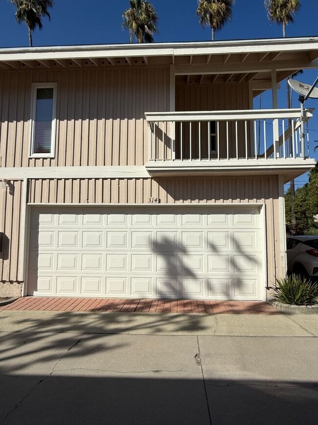 Building Photo - Highly Desirable 3 bed 2 1/2 bath condo in...