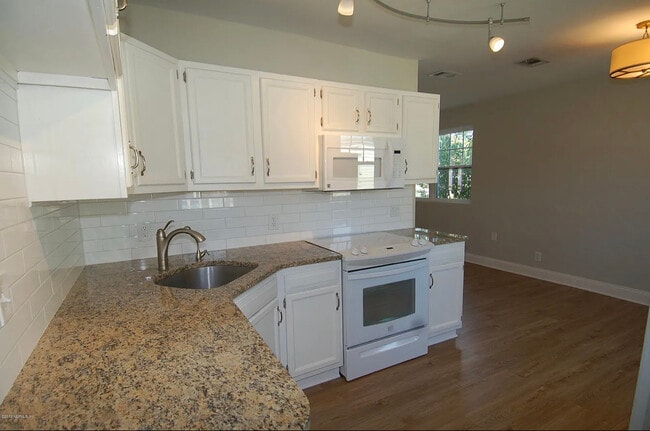 Building Photo - 1105 10th St N