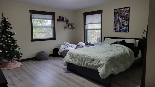 Building Photo - 5 Bed 3 Bath close to UWEC, bike trails, Carson Park, and The Sonnentag!