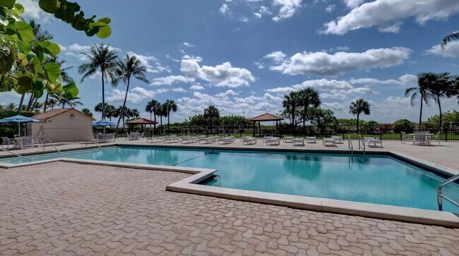 Building Photo - 2555 Collins Ave