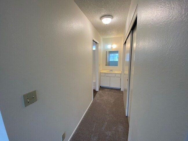 Building Photo - 2 Bed / 1 Bath (South Atascadero)