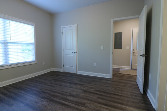 Building Photo - 383 E Woodland Dr