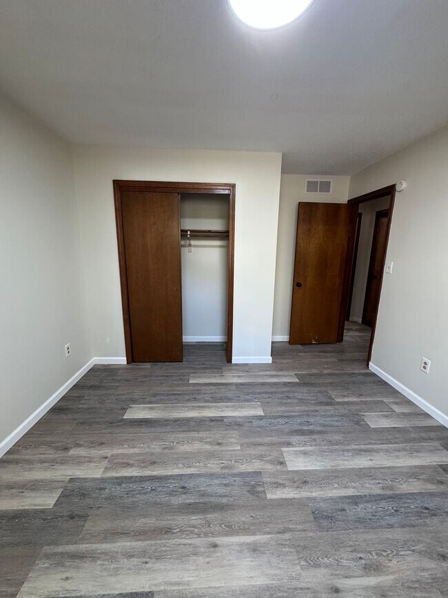 Building Photo - 2612-2614 Morning Glory Dr