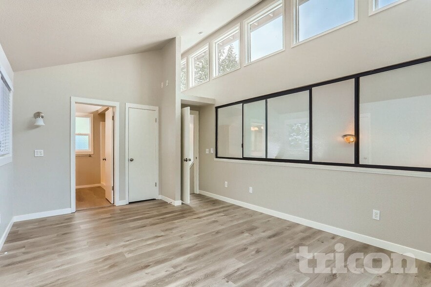 Building Photo - 10727 Lake View Dr