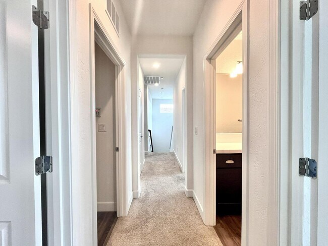 Building Photo - 377 Traverse Dr S
