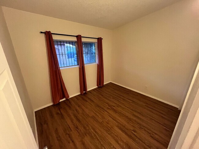 Building Photo - 4150 N Fremont Ave