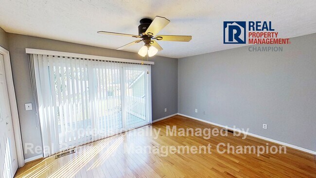 Building Photo - Spacious End Unit Townhome with Private De...