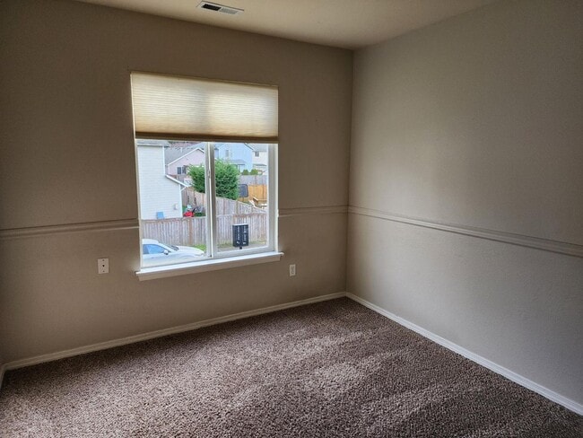 Building Photo - **PENDING APP**$200 Move In Special**Beautiful 4 bed 2.5 Bath Home in South Hill Puyallup