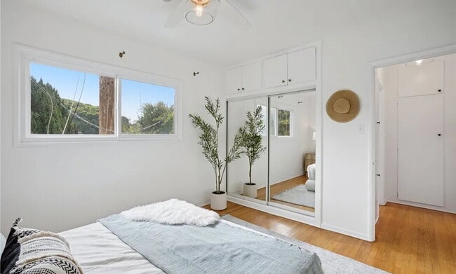 Building Photo - "Charming 1-Bedroom Santa Monica Retreat w...