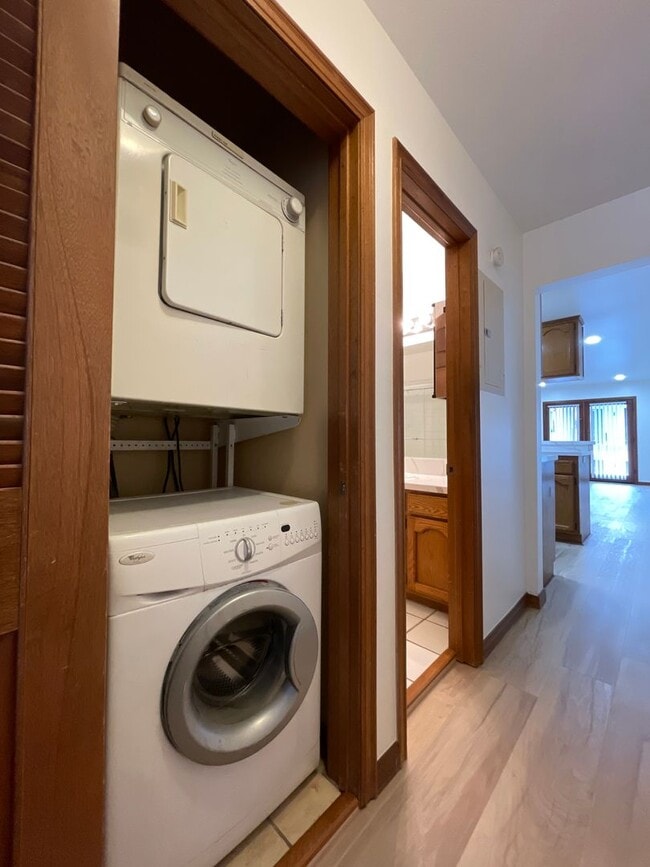 Building Photo - Los Caballeros #320