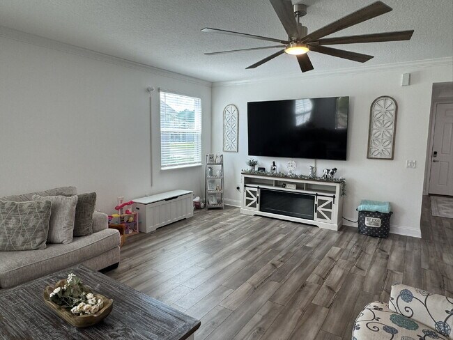 Building Photo - For Rent - Spring Move in Special ... 2nd Month's Rent FREE! (if sign a lease before the end of M...