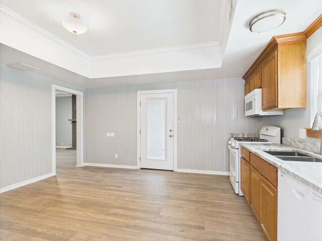 Building Photo - 112 W Hackberry St