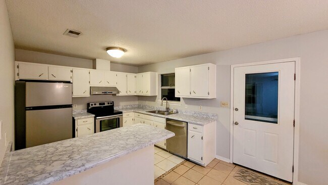 Building Photo - 1223 Redwood Ln