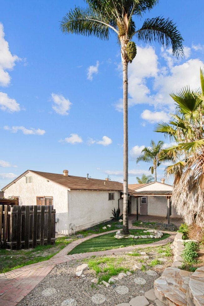 Building Photo - Long Term unfurnished rental!