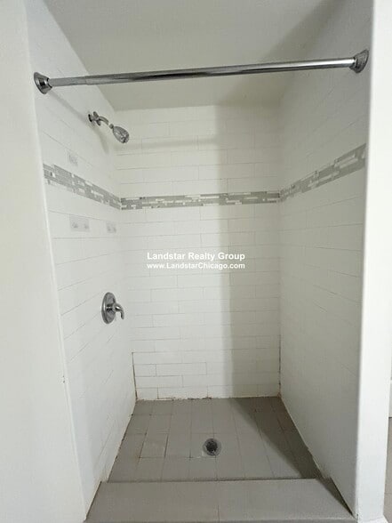 Building Photo - 1160 N La Salle Dr