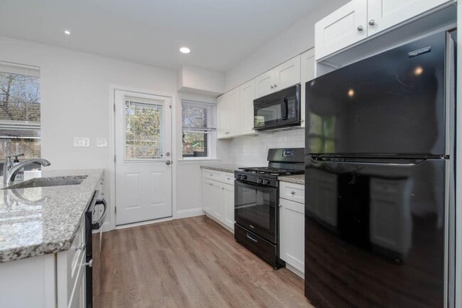 Building Photo - 806 Benninghaus Rd