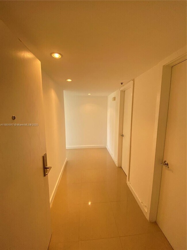 Building Photo - 801 N Venetian Dr