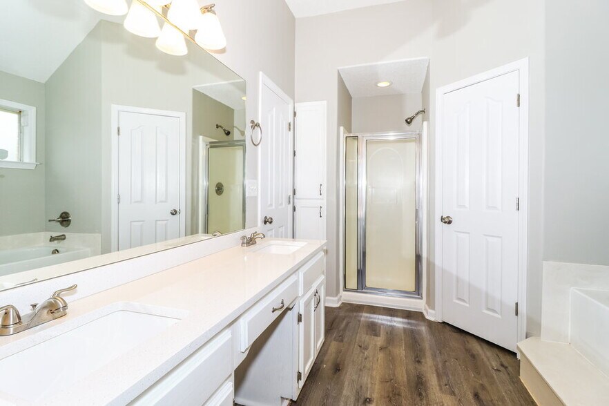 Building Photo - 3915 Woodland Dr