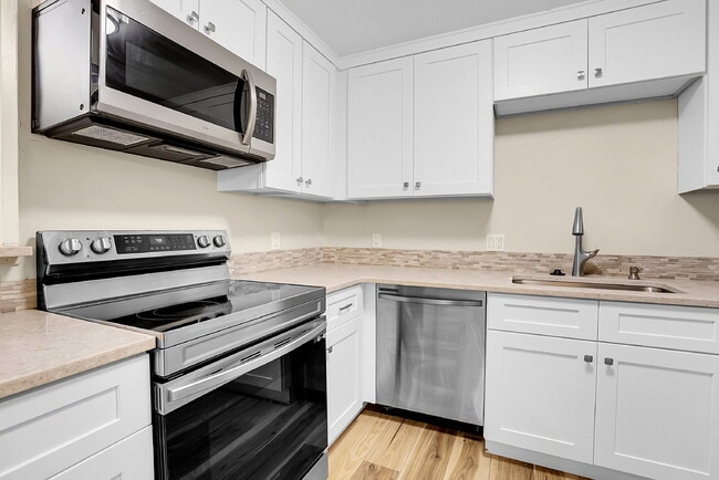 Building Photo - $1,995 - 2 Bed, 2 Bath Condo in Lakewood w...