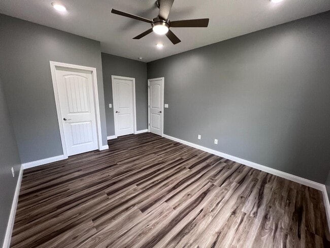 Building Photo - Twin Oaks Drive