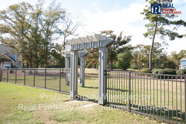 Building Photo - Spacious 4 BD Executive Home Loaded with U...