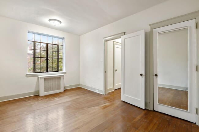 Building Photo - Charming Trolley Square Unit- Showing Frid...