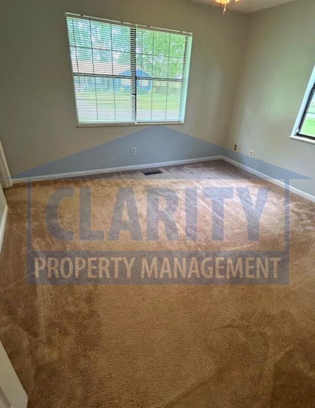 Building Photo - Great one level home with double garage!