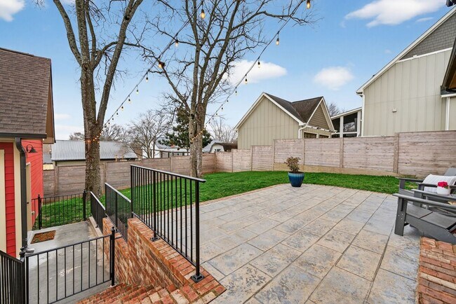 Building Photo - Great location, less than one mile from Historic Downtown Franklin.